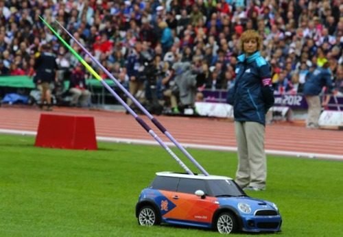 Очень маленький Mini Cooper на олимпийской службе