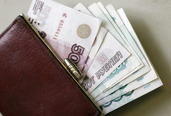 Разница между зарплатами простых людей и чиновников