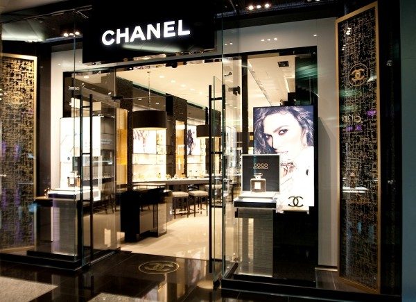 В центре Москвы открылся первый в Европе парфюмерно-косметический бутик Chanel